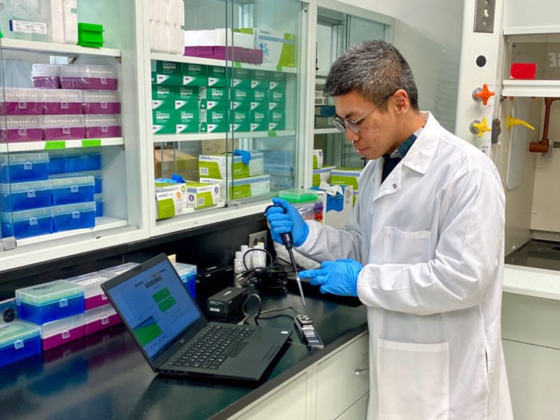 Tiong Aw working in lab